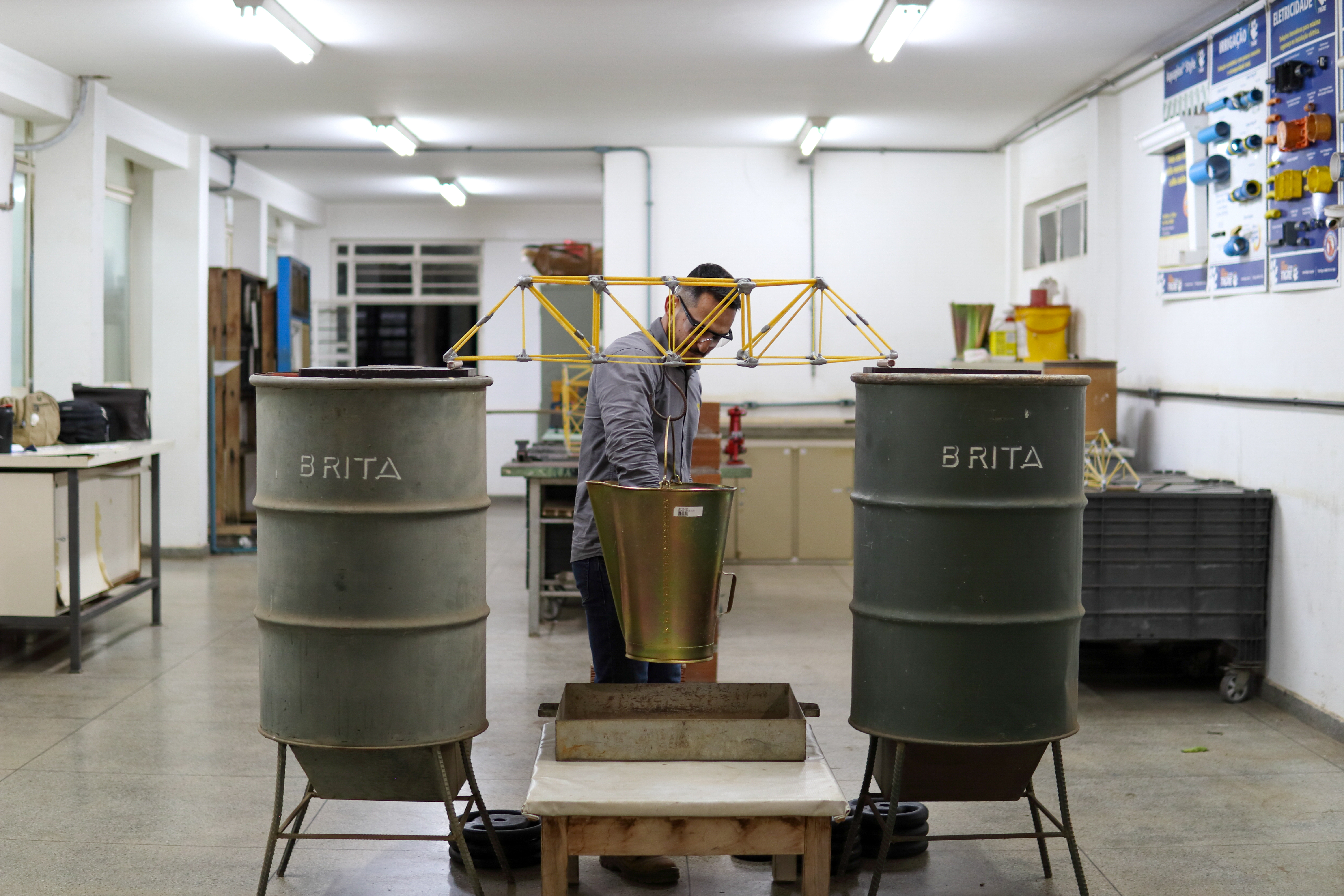 Quantidade exata de espaguetes para dar sustentação à cada parte da ponte é calculada pelo software FTOOL